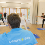 Senior fitness class led by a trainer wearing a gesundaktiv shirt